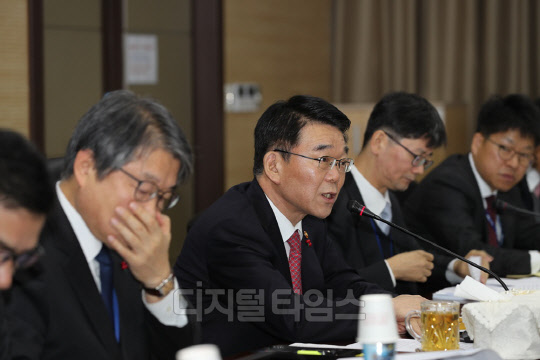 강호인 국토교통부 장관(왼쪽 세번째)이 10일 서울 서초구 한강홍수통제소에서 빅데이터 분야 전문가와 간담회를 갖고 빅데이터 분야에 대한 정부의 역할과 발전방안에 대해 발언하고 있다.<국토교통부 제공>